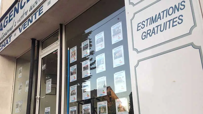 La vitrine d'une agence immobilière à Paris