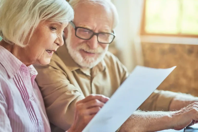 Un couple de retraités étudient un document