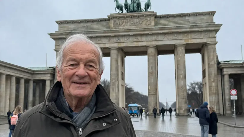 Un senior devant la porte de Brandebourg à Berlin