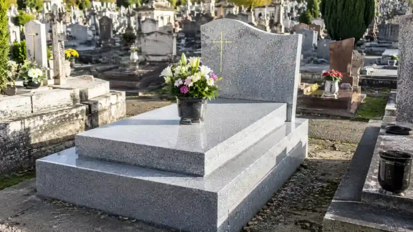 Une tombe dans un cimetière