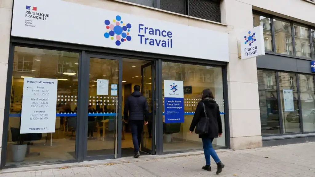 Un homme et une femme entrent dans une agence de France Travail