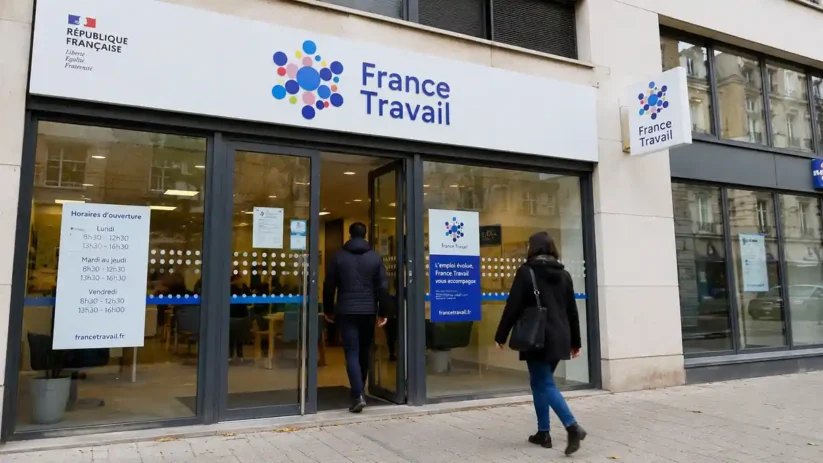 Un homme et une femme entrent dans une agence de France Travail
