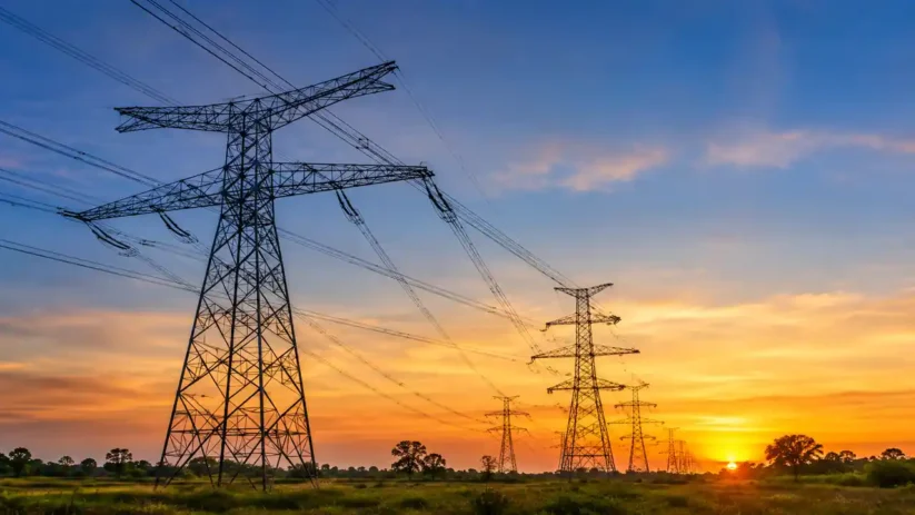 Des lignes de haute tension au soleil couchant