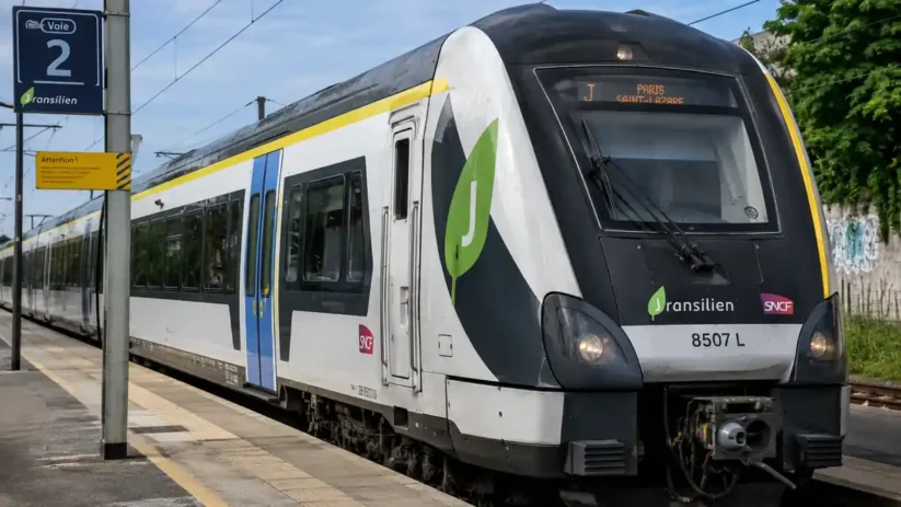 Un train de la ligne J du Transilien en gare