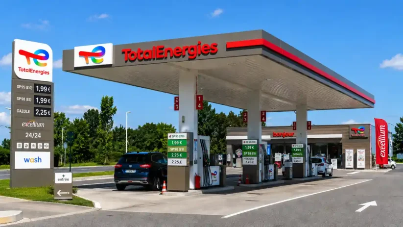 Une voiture prend de l'essence dans une station TotalEnergies