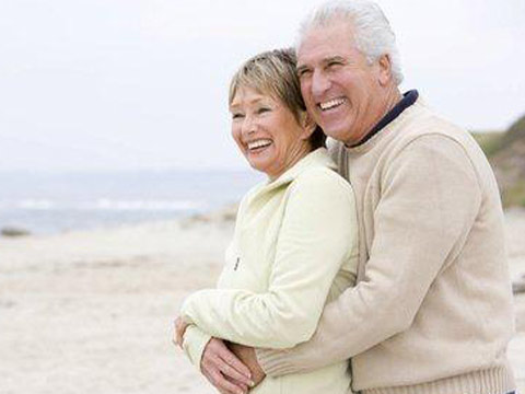 un couple sur une plage