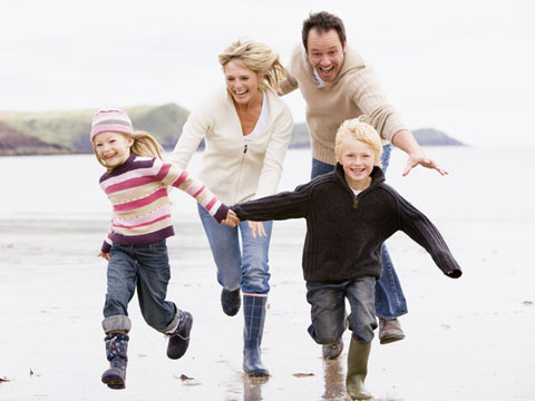 une famille qui court sur la plage