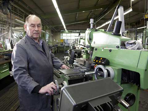 un artisan dans son atelier