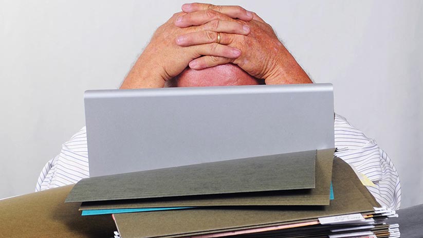 Retraité qui se prend la tête entre les mains